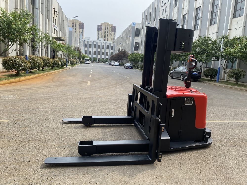 1500 KG AGV Forklift Truck 1600mm Lifting Height 100*50mm Auxiliary Wheel
